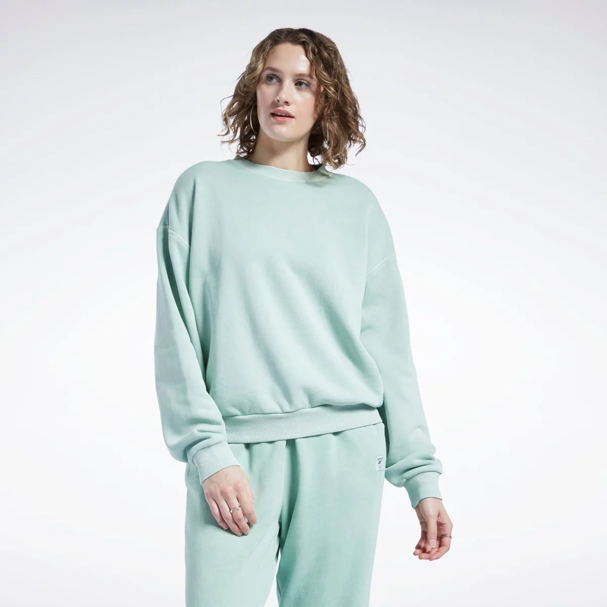 hb8632_app_on-model_standard_gradient-huge-6657793daf3d0