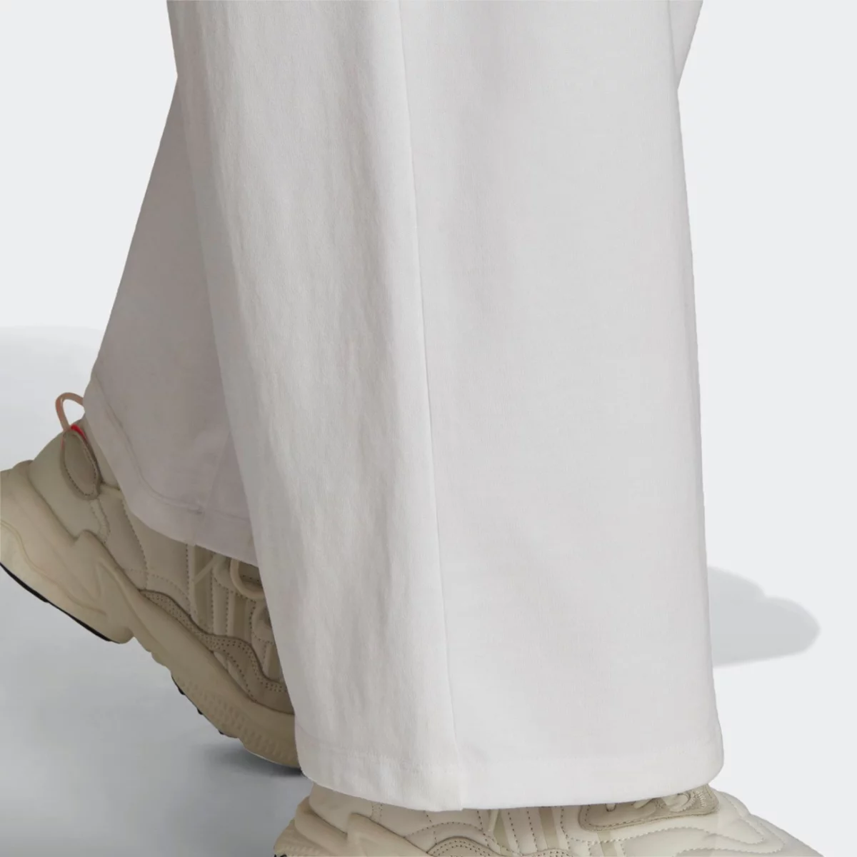 h17935_app_on-model_detail-2_gradient-huge-66576168eadda