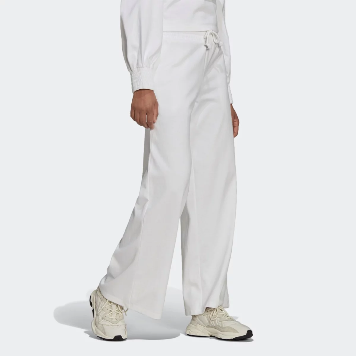h17935_app_on-model_walking_gradient-huge-6657616d2df22