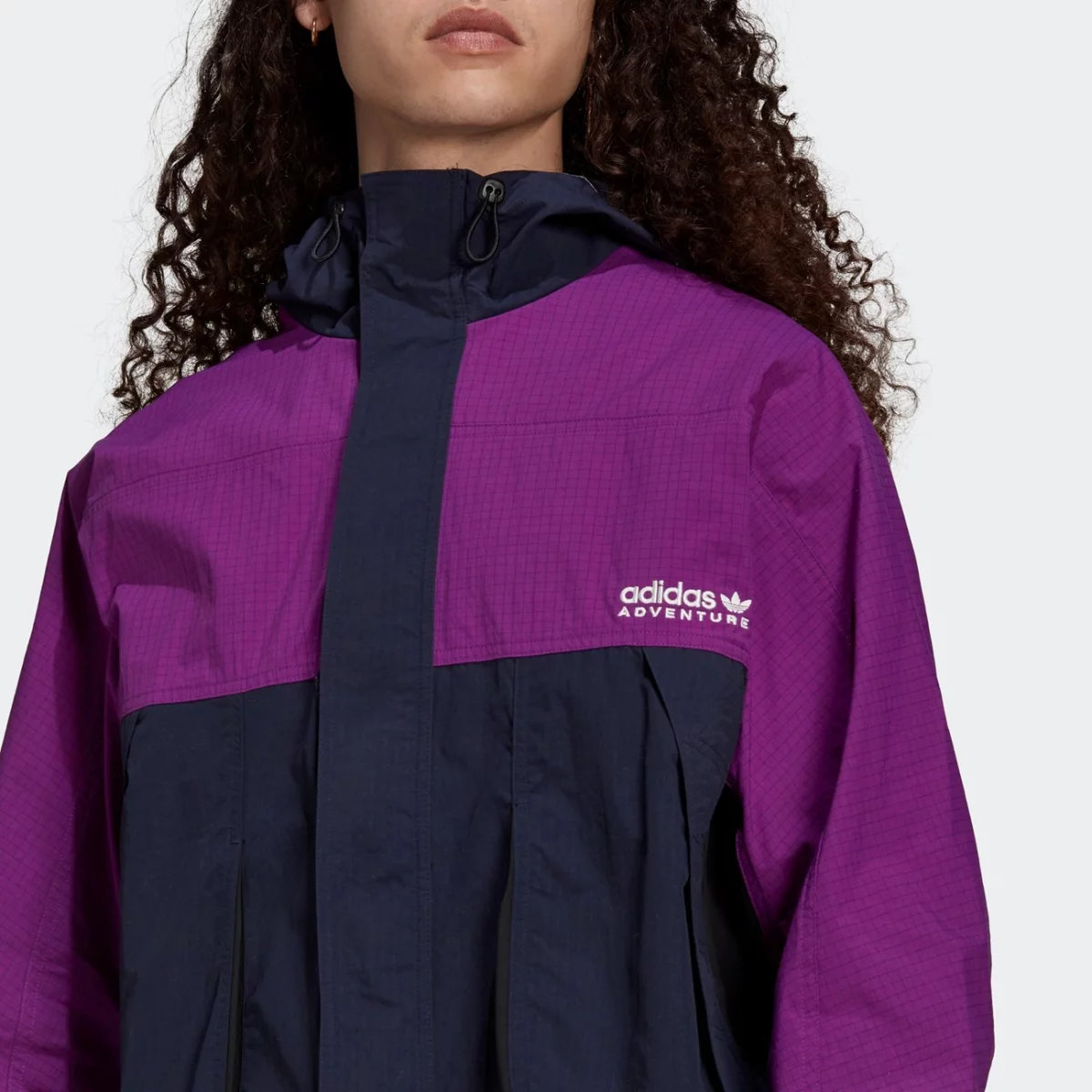 h09047_app_on-model_detail-2_gradient-huge-665762bc7d42d