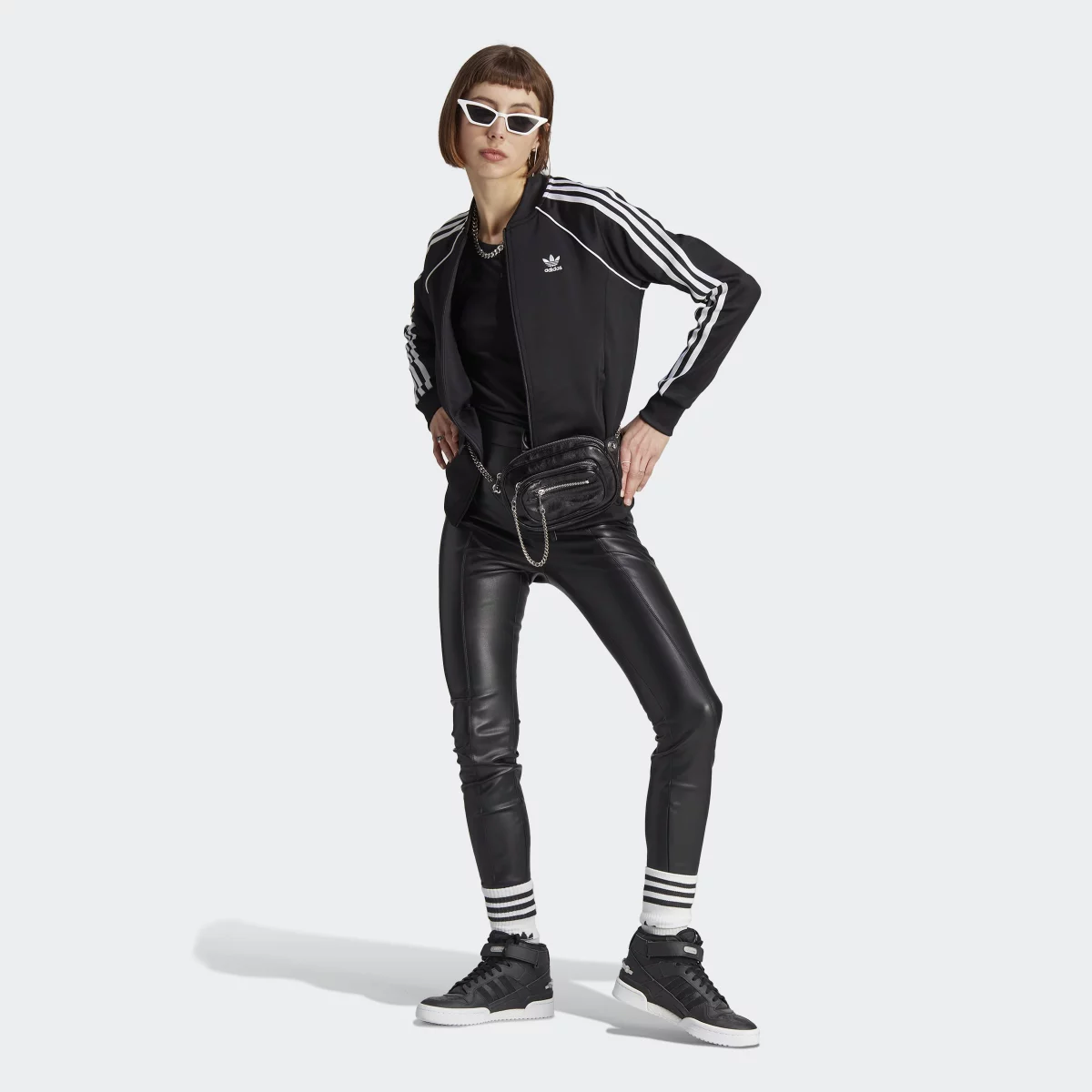 672b443368795IK4034_6_APPAREL_On_Model_Walking_View_grey