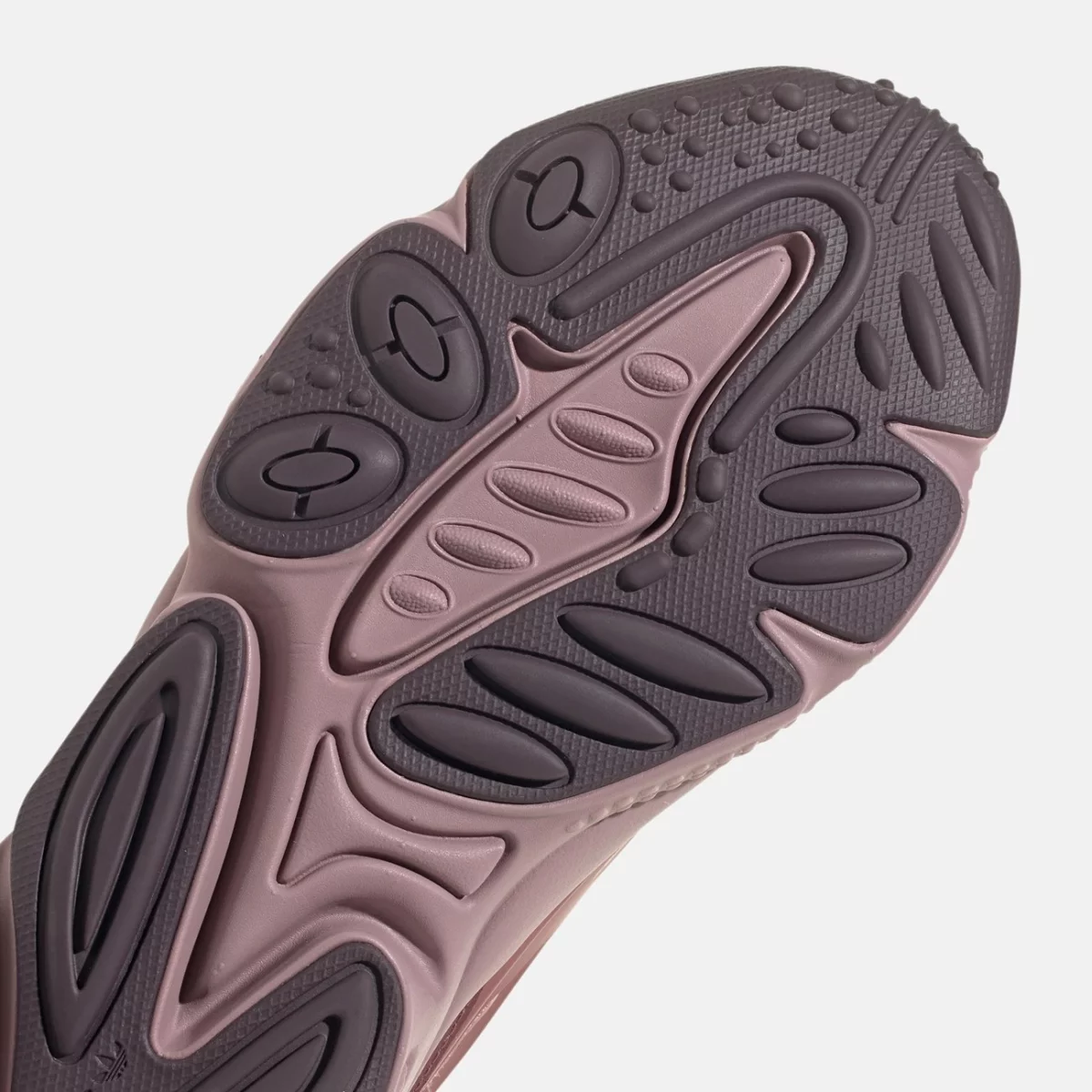 gx1864_9_footwear_photography_detail-view-2_transparent-huge-6658210ba3f42