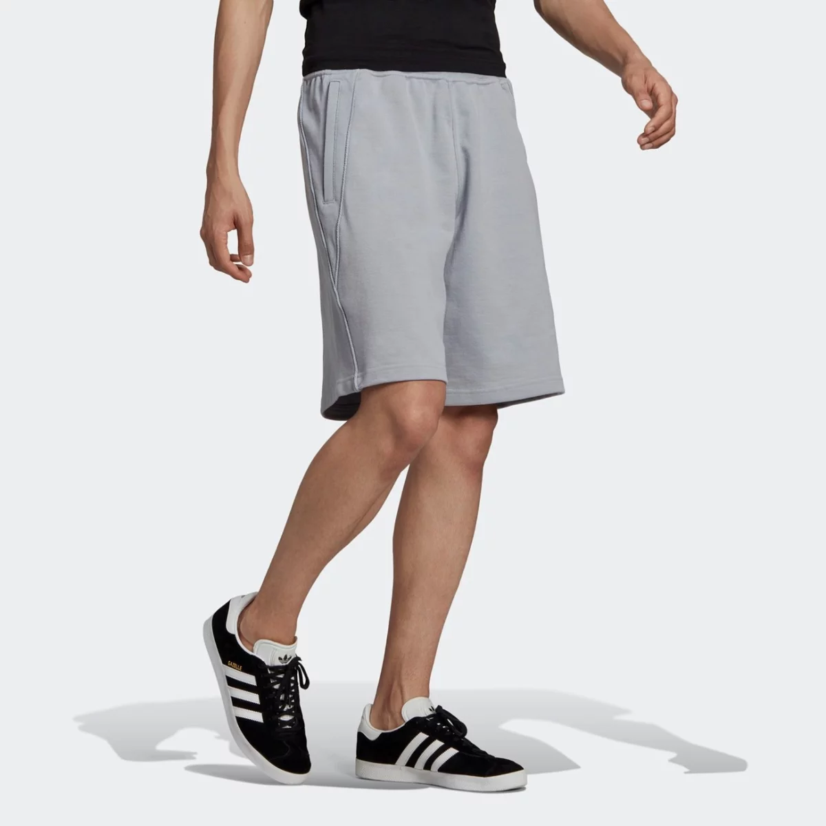 gn3335_app_on-model_walking_gradient-huge-665756126c40a