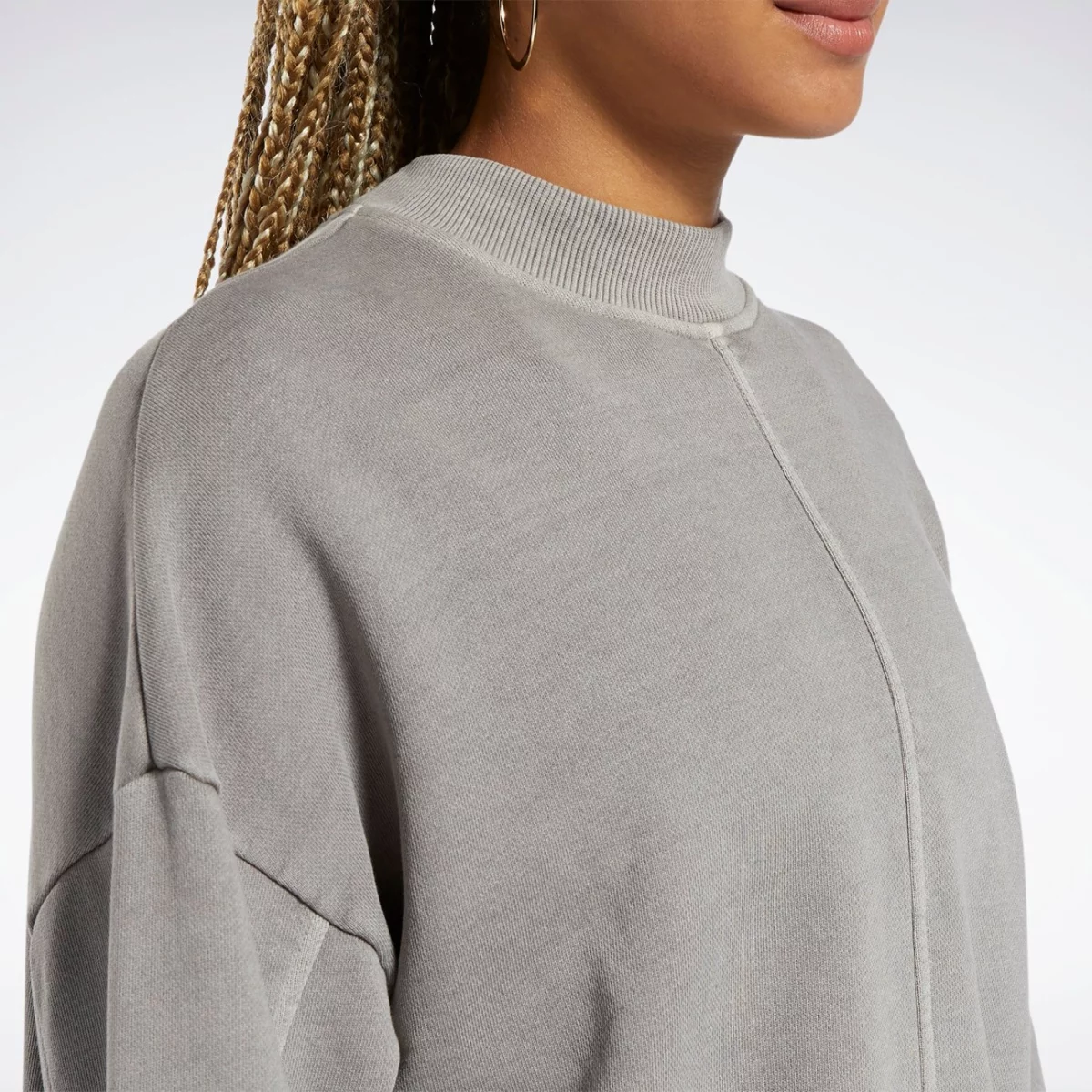 h46793_app_on-model_detail-2_gradient-huge-665779119dd14