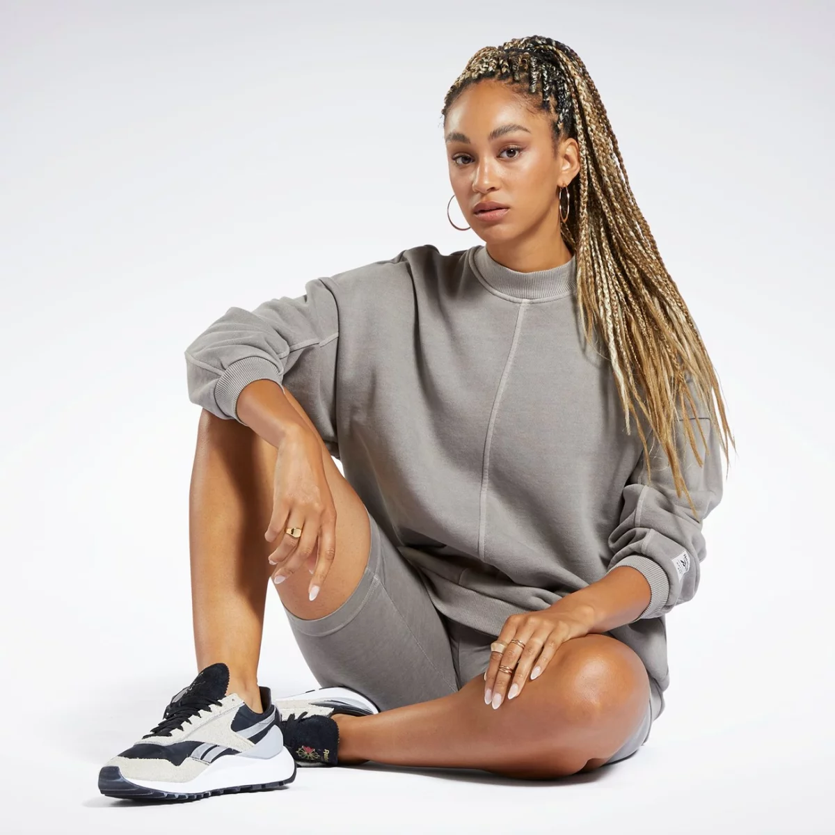 h46793_app_on-model_standard-outfit_gradient-huge-6657790db94c1