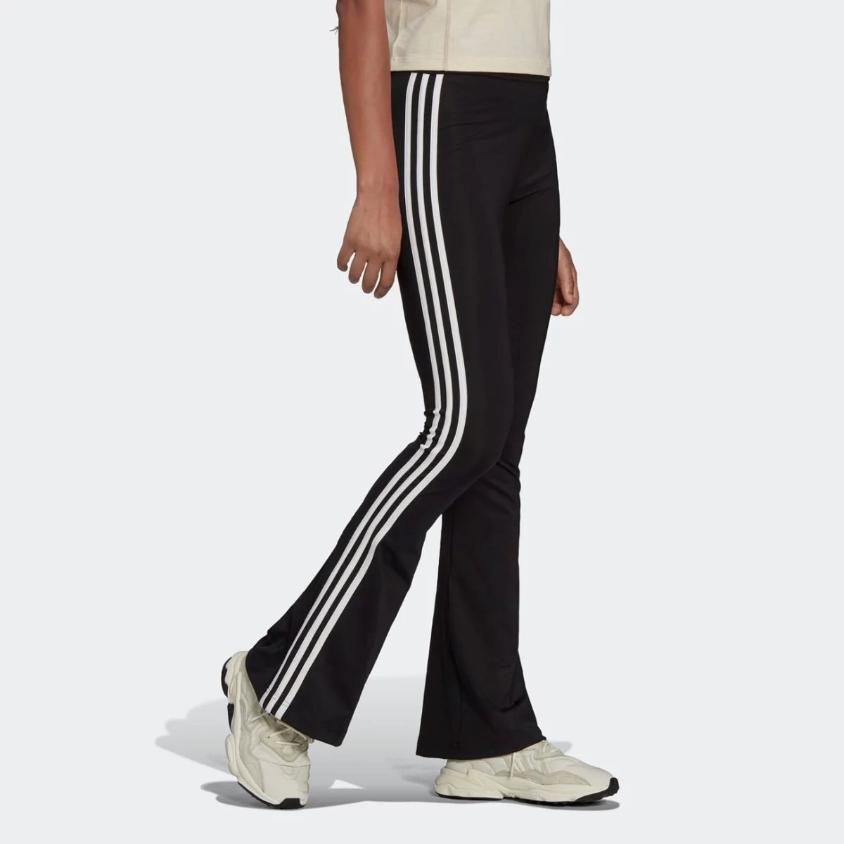 h18074_app_on-model_walking_gradient-huge-665761a38593b