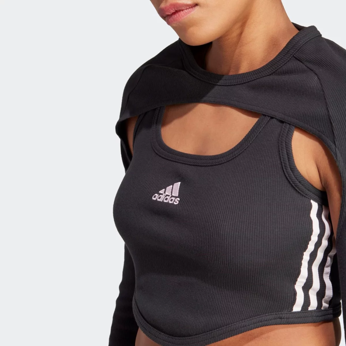 ib4752_7_apparel_on-model_detail-view-1_grey-huge-6657a805f25e9