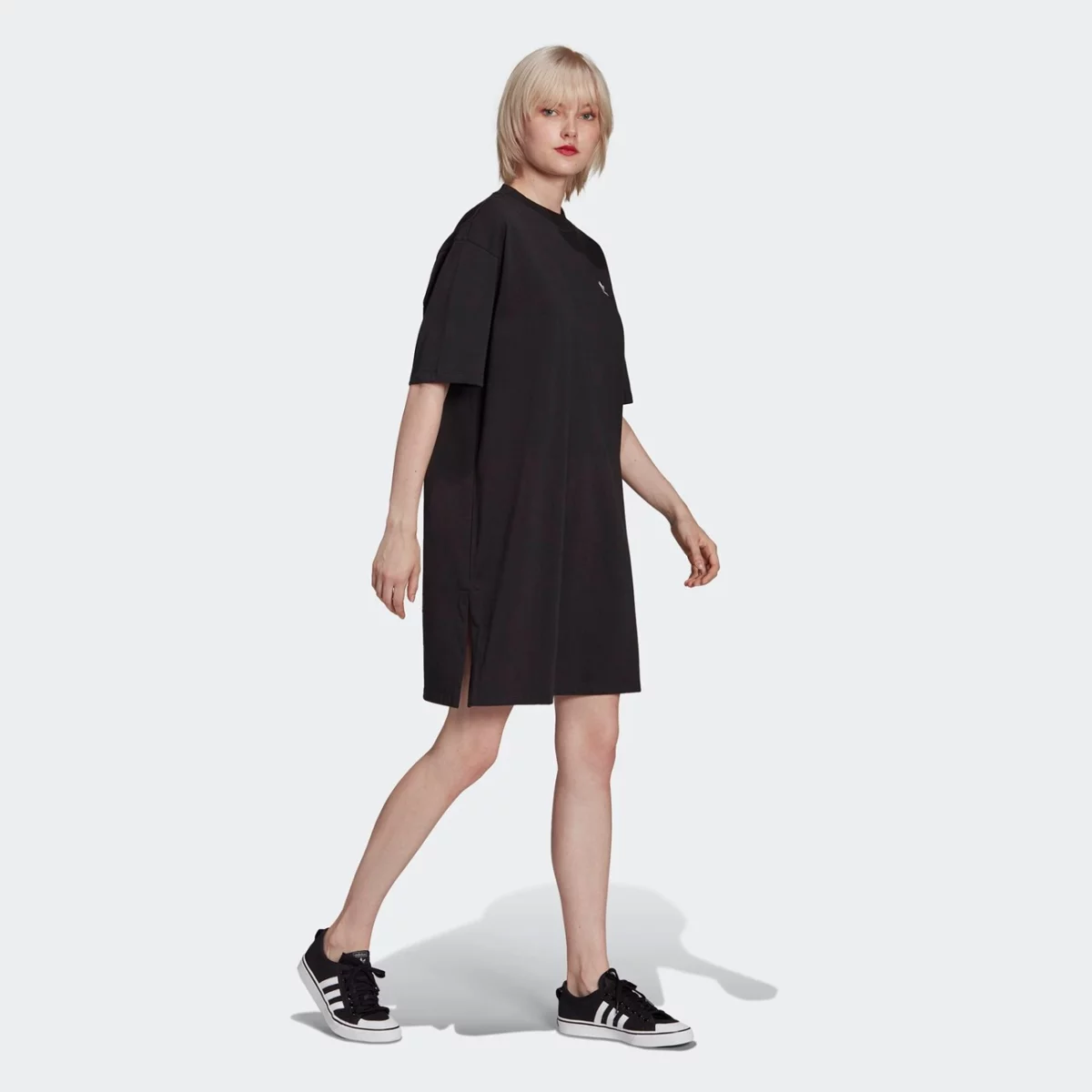 hc2052_app_on-model_walking_gradient-huge-665779e3ae4d0