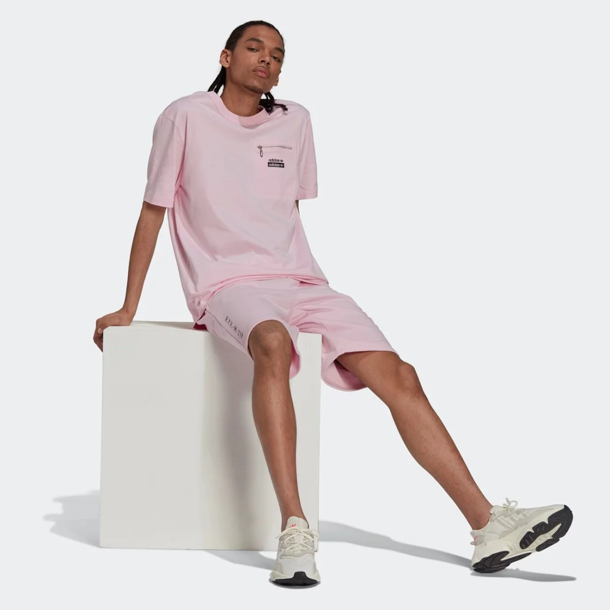 h11469_app_on-model_walking_gradient-huge-665763b52681d