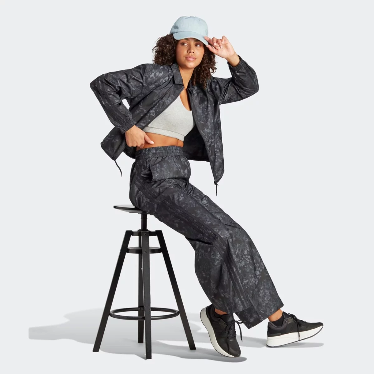 im2447_5_apparel_on-model_walking-view_grey-huge-6657a6b5d3a26
