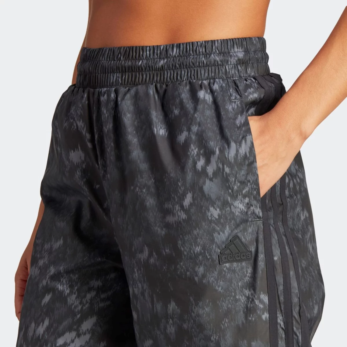 im2447_6_apparel_on-model_detail-view-1_grey-huge-6657a6b7870a2