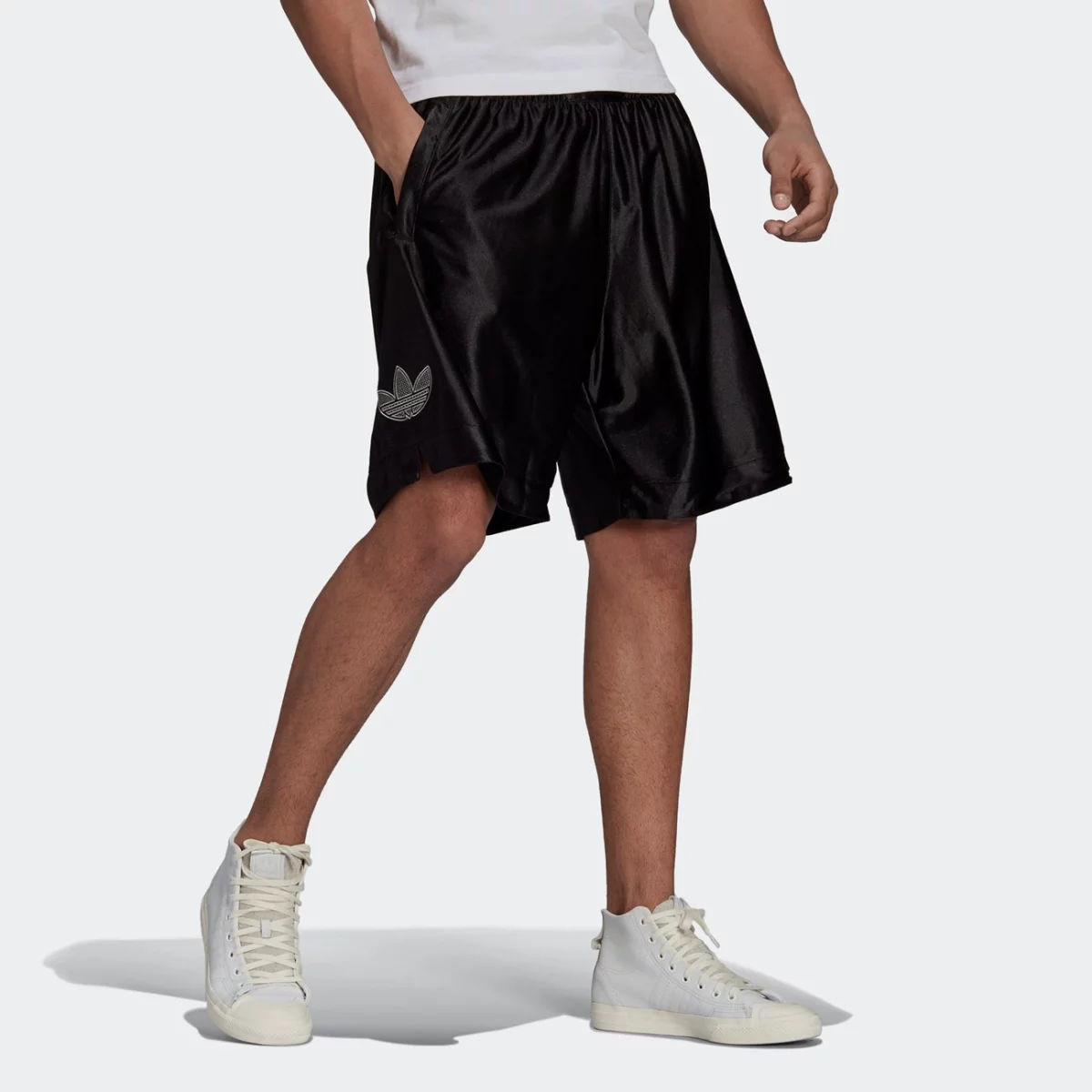 h06749_app_on-model_walking_gradient-huge-665762e49903c