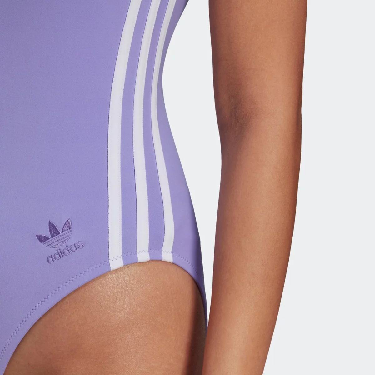 gn2921_app_on-model_detail-2_gradient-huge-665754f037b08