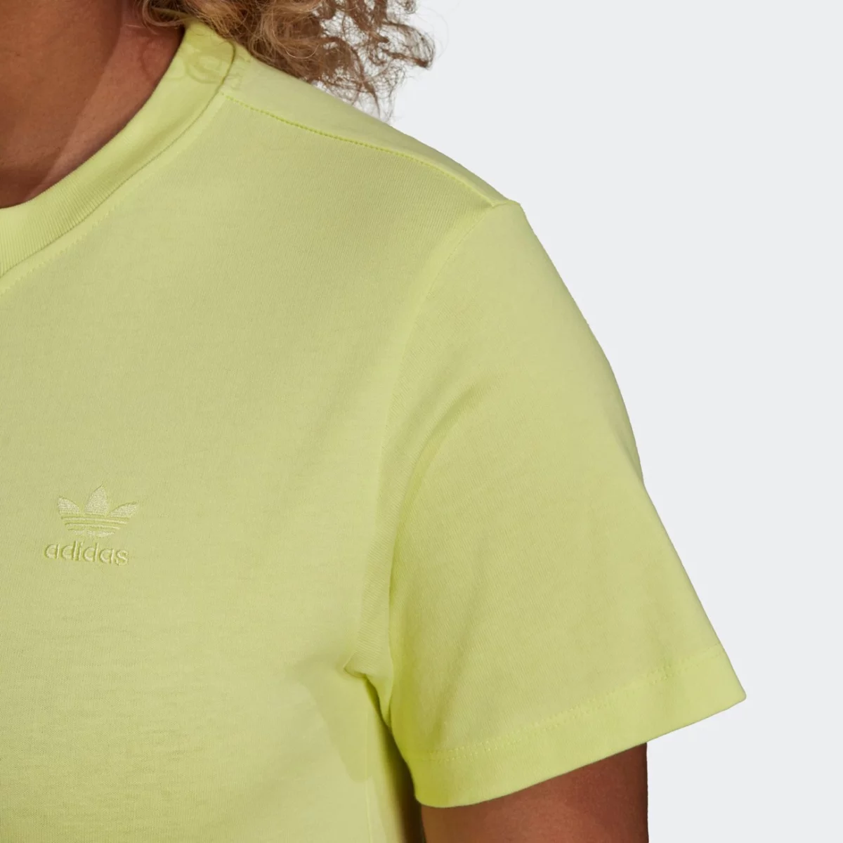 he6891_app_on-model_detail-1_gradient-huge-665777276a530