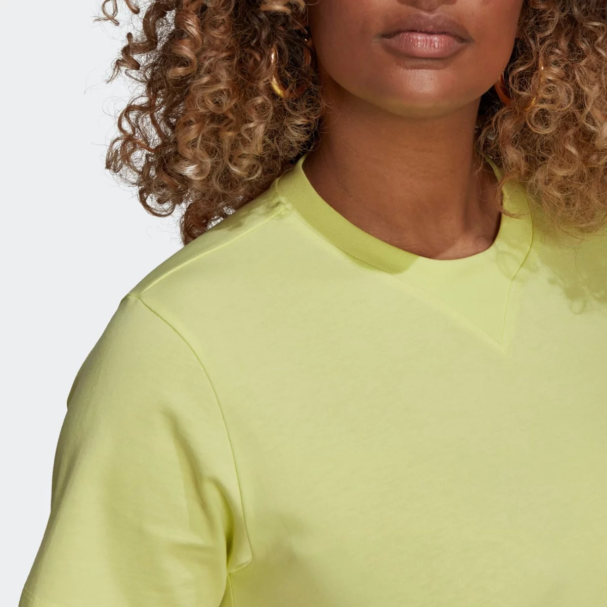 he6891_app_on-model_detail-2_gradient-huge-6657772920853