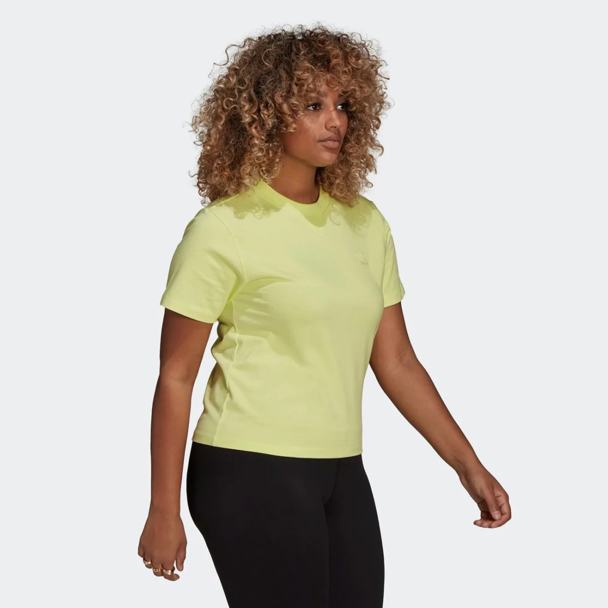 he6891_app_on-model_walking_gradient-huge-665777261356f