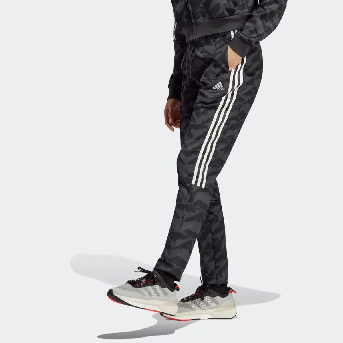 ic6655_3_apparel_on-model_standard-view_grey-huge-6657a0a3eb1e0