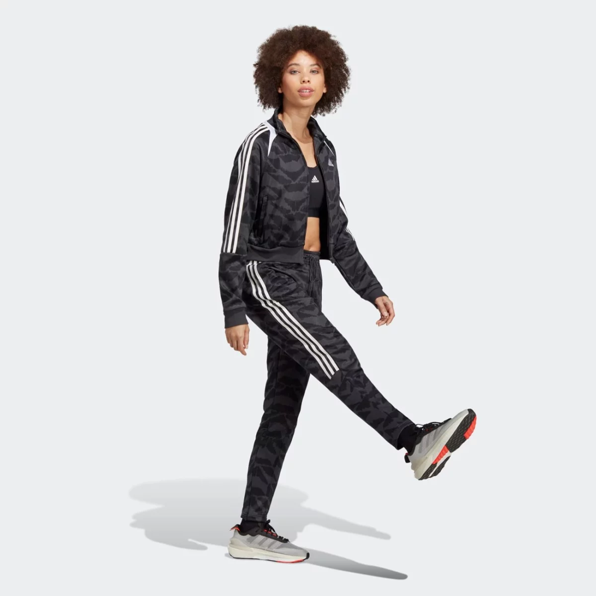 ic6655_5_apparel_on-model_walking-view_grey-huge-6657a0a6b62c8