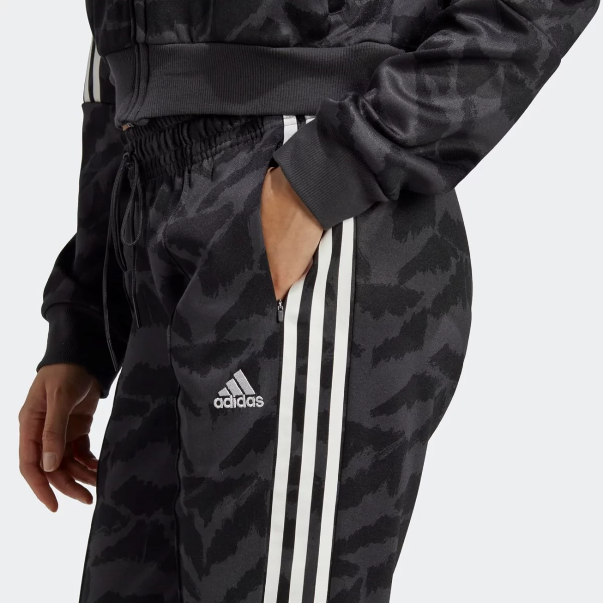 ic6655_6_apparel_on-model_detail-view-1_grey-huge-6657a0a83b68d