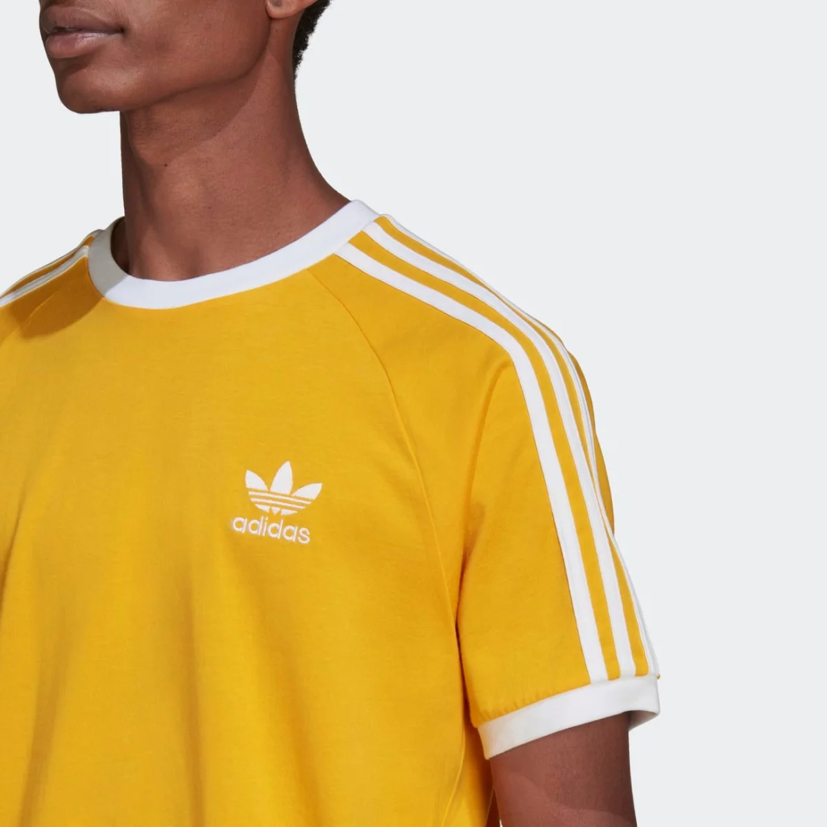 he9550_8_apparel_on-model_detail-view-1_grey-huge-66577583ce9c3