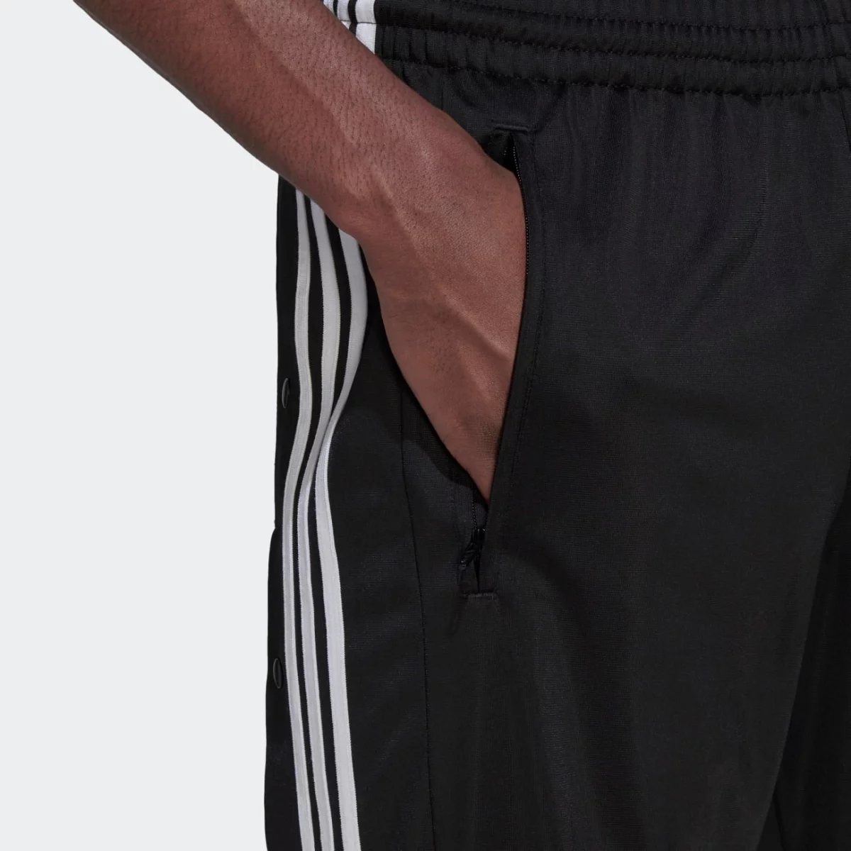 hn6098_7_apparel_on-model_detail-view-2_grey-huge-6657930eb6c0c