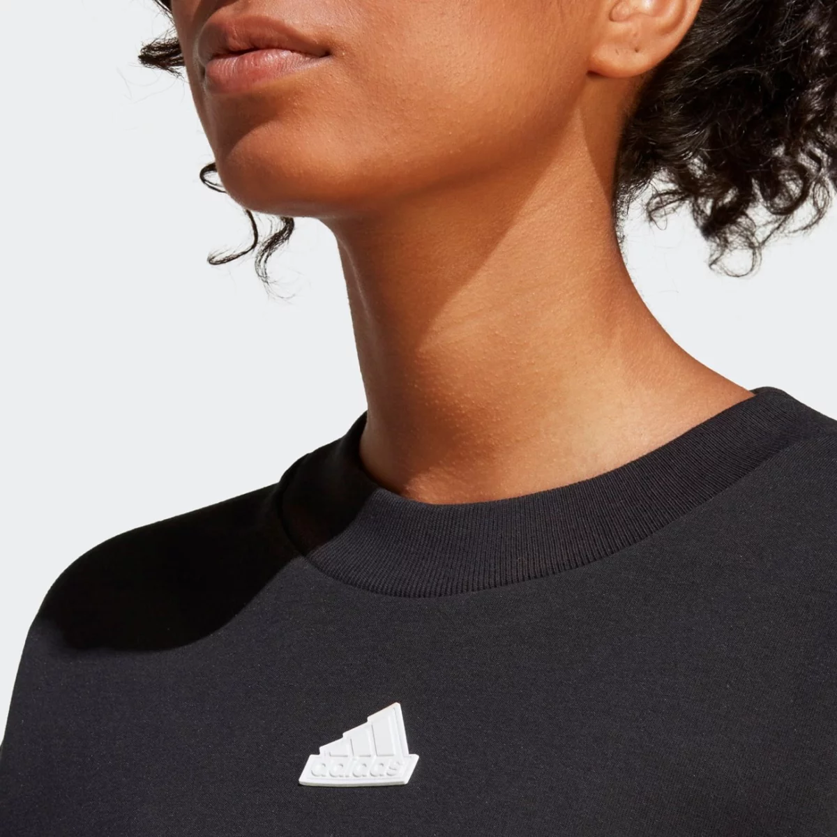 ib8494_8_apparel_on-model_detail-view-1_grey-huge-6657a0151f20b