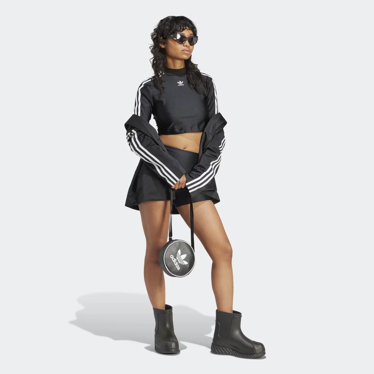 6740275bb4812IU2428_6_APPAREL_On_Model_Walking_View_grey