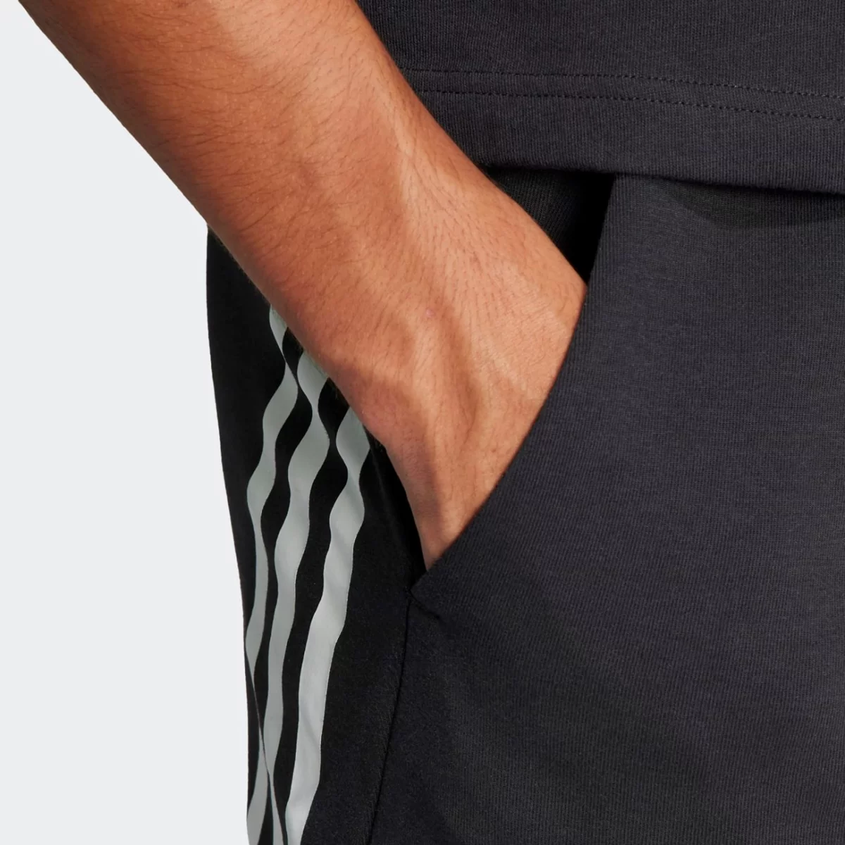in3312_7_apparel_on-model_detail-view-2_grey-huge-6657b2709f37b