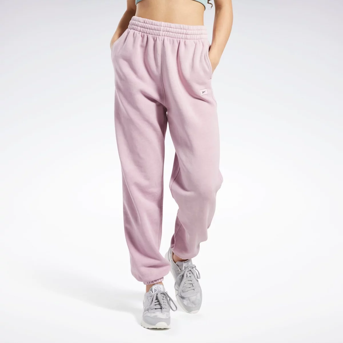 hk4953_3_apparel_on-model_standard-view_grey-huge-665791f757a52