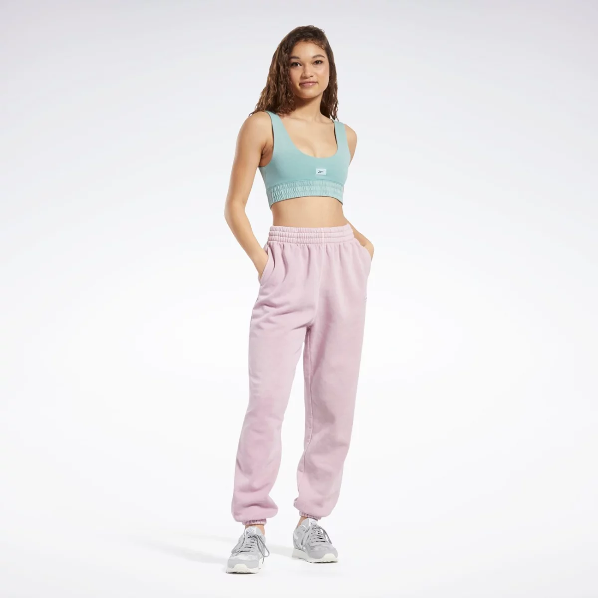 hk4953_6_apparel_on-model_standard-outfit-view_grey-huge-665791fba2df0