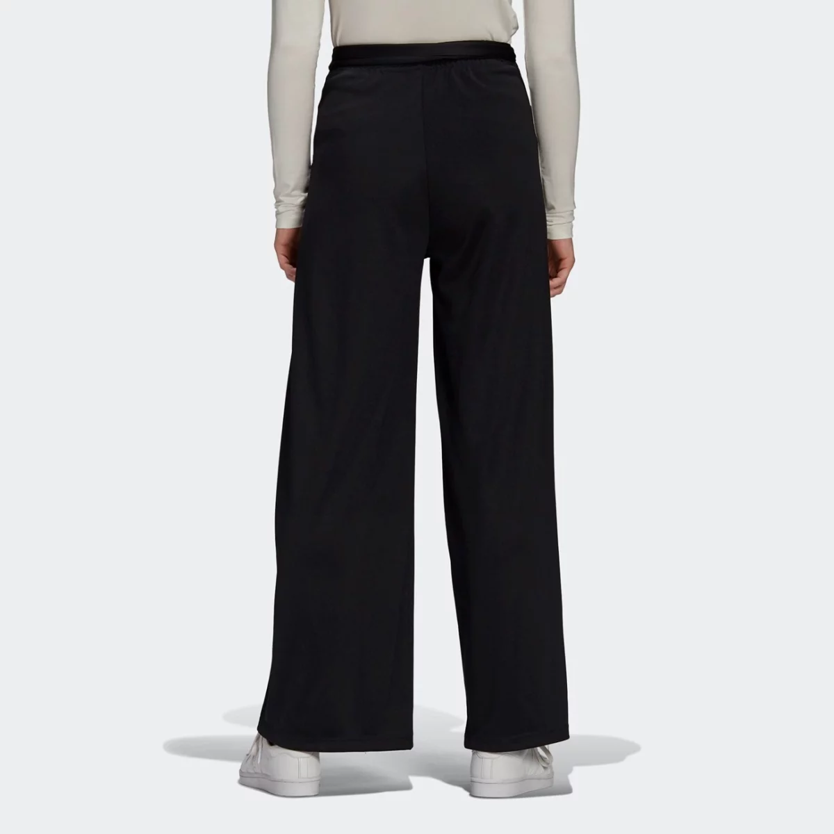 gn3169_app_on-model_back_gradient-huge-66575695477c8