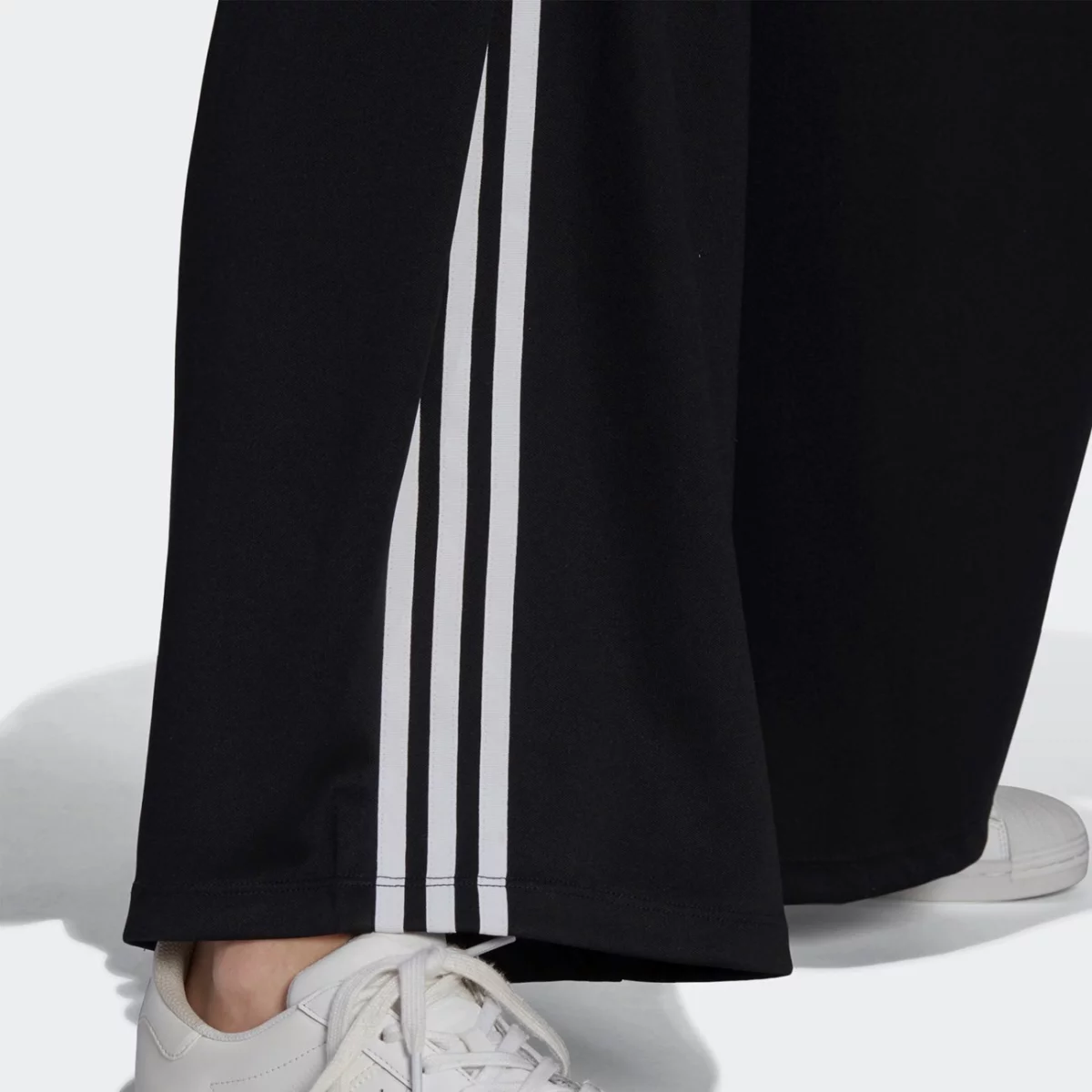 gn3169_app_on-model_detail-2_gradient-huge-6657569ae8ccc
