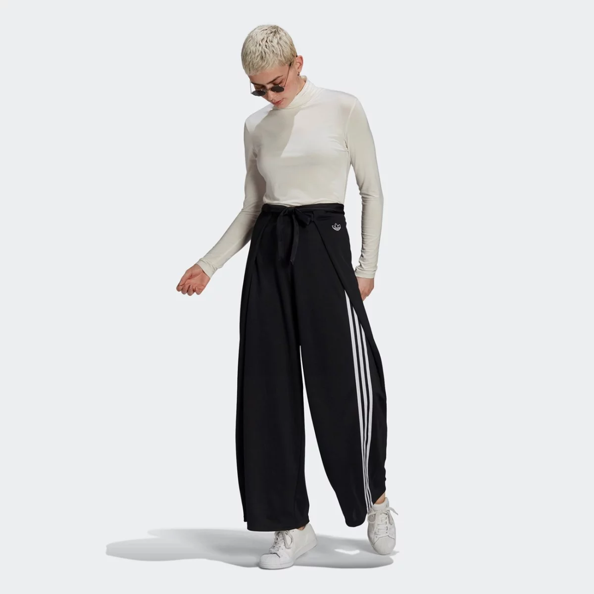 gn3169_app_on-model_walking_gradient-huge-6657569800b6e