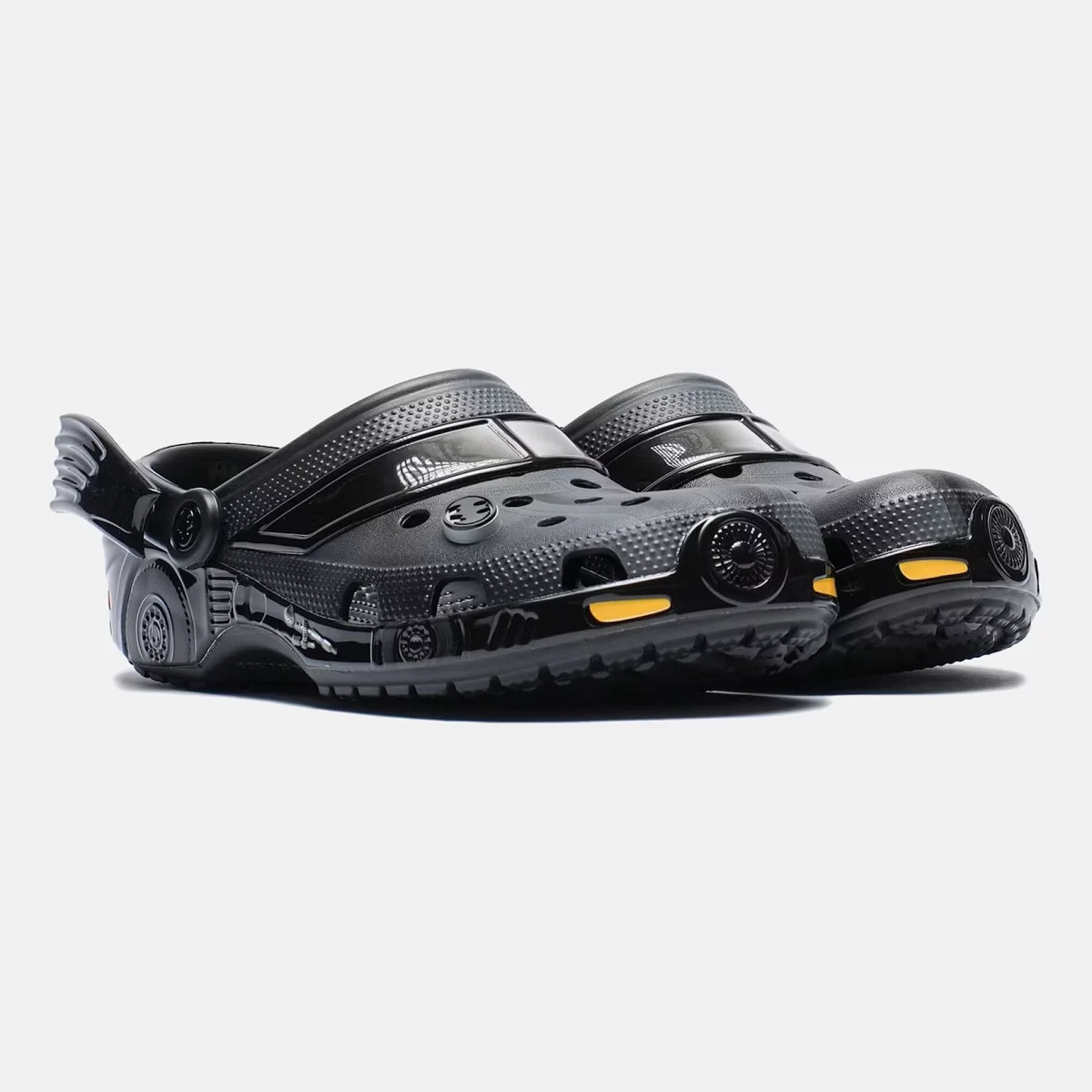671a3f4dcd398Batman_Batmobile_x_Crocs_Classic_Clog_Foto_1