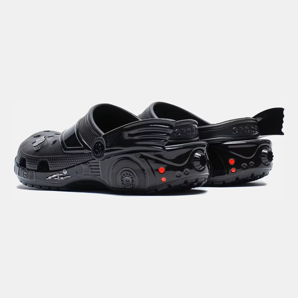 671a3f4f3b766Batman_Batmobile_x_Crocs_Classic_Clog_Foto_2