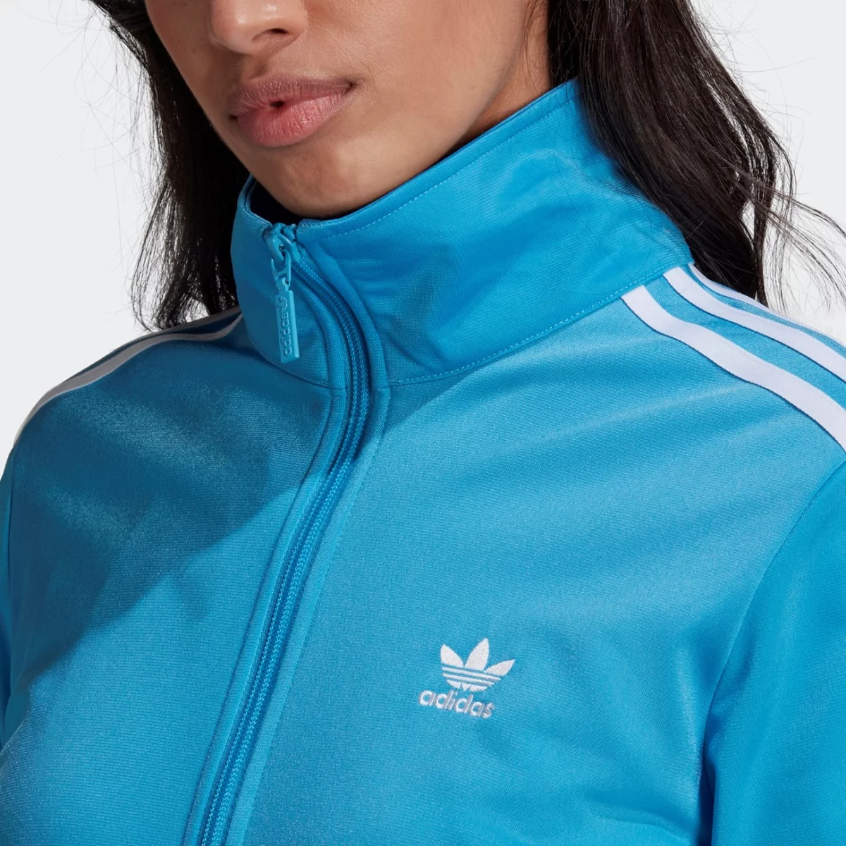 he9526_app_on-model_detail-1_gradient-huge-66577564608cf