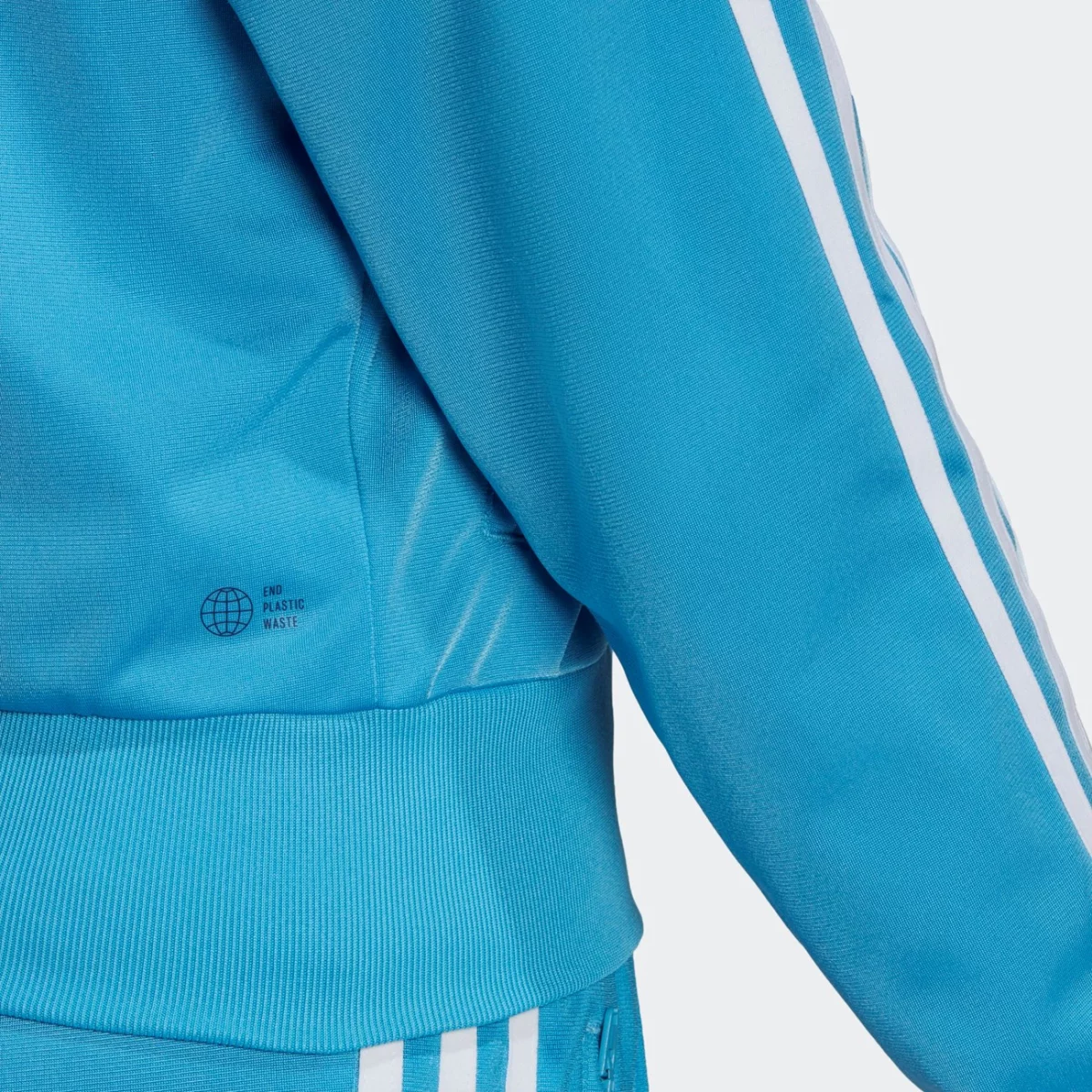 he9526_app_on-model_detail-2_gradient-huge-66577568b3918