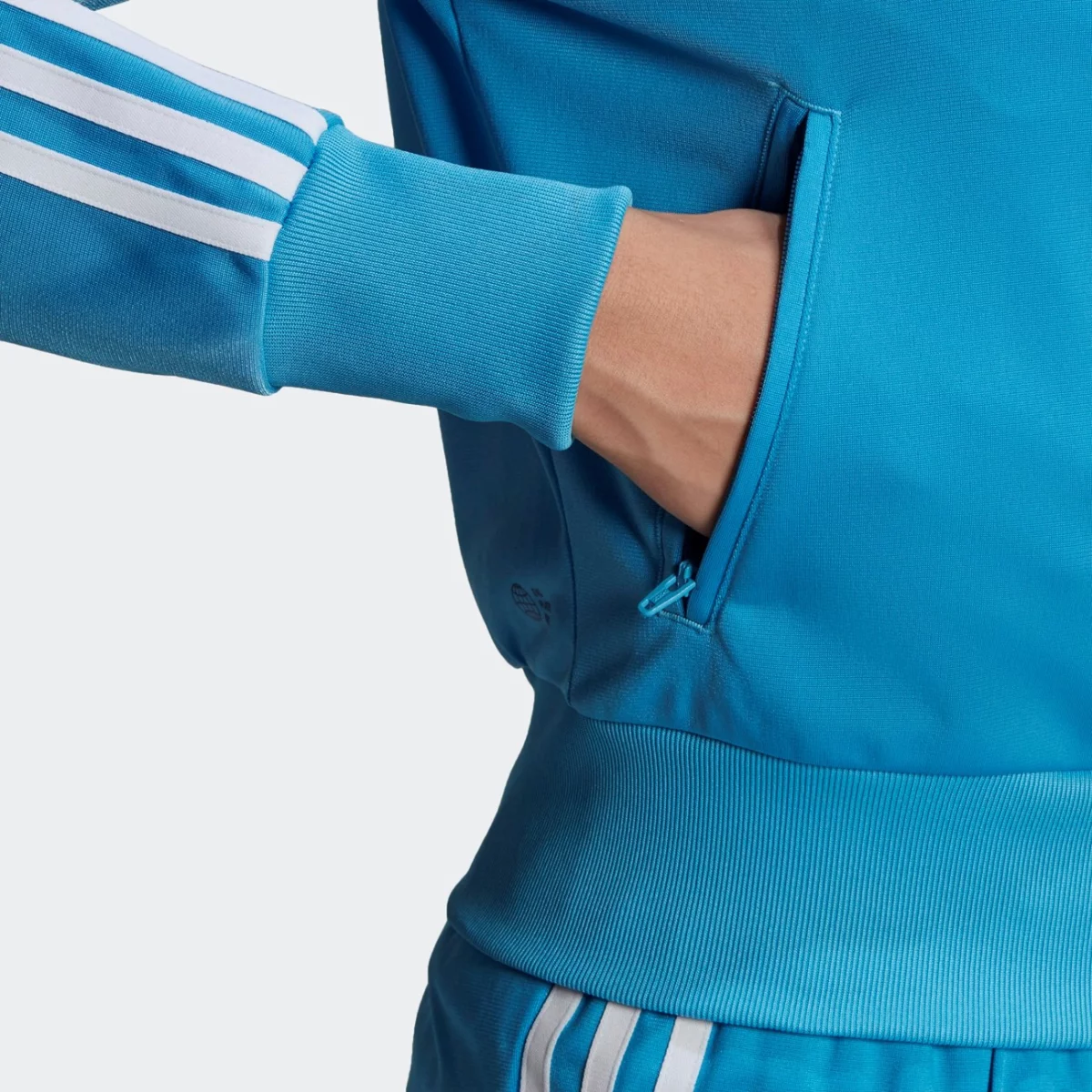 he9526_app_on-model_detail-3_gradient-huge-66577566a3867