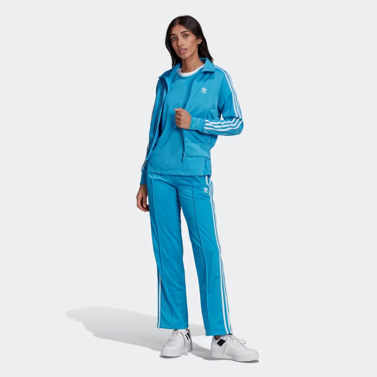 he9526_app_on-model_standard-outfit_gradient-huge-6657756037b73