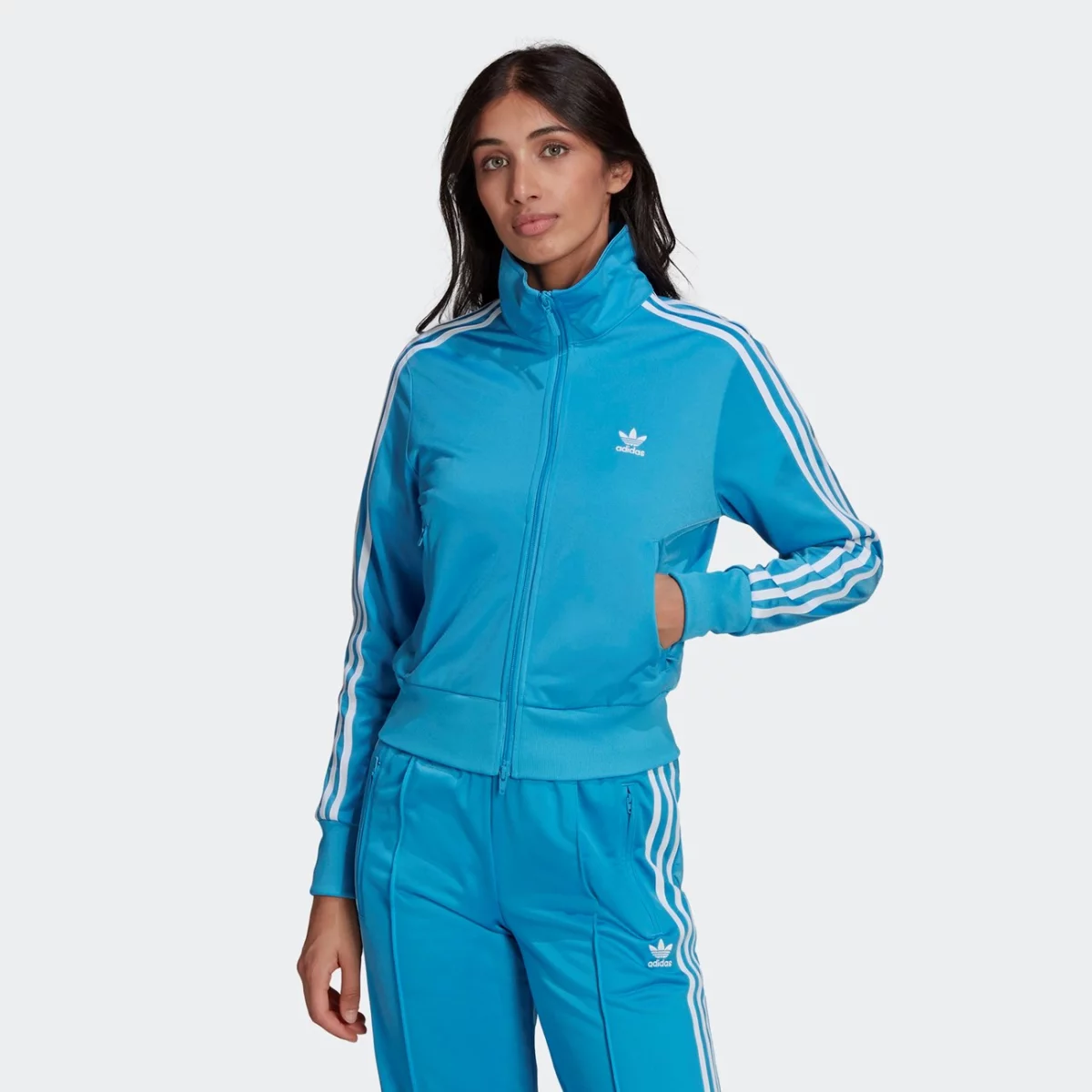 he9526_app_on-model_standard_gradient-huge-6657755d2ff4b