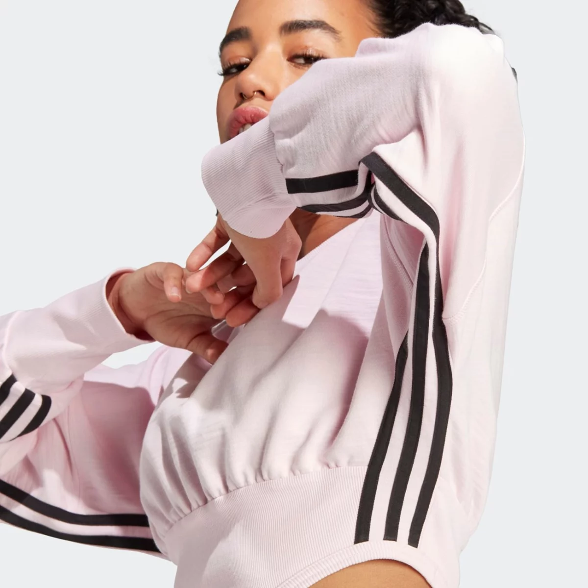 im2600_8_apparel_on-model_detail-view-2_grey-huge-6657a6d3272f8