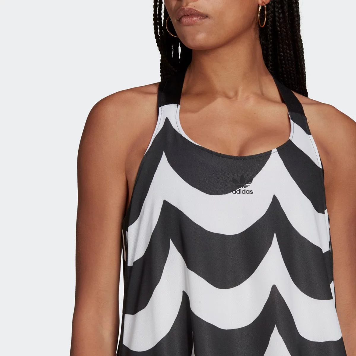 h20489_app_on-model_detail-2_gradient-huge-6657623b2129c