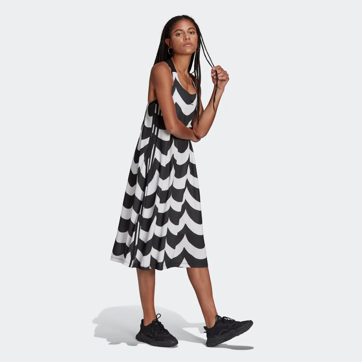 h20489_app_on-model_walking_gradient-huge-6657623e54df7