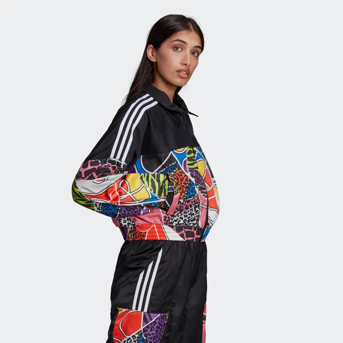 hc4470_app_on-model_walking_gradient-huge-66577425bee51