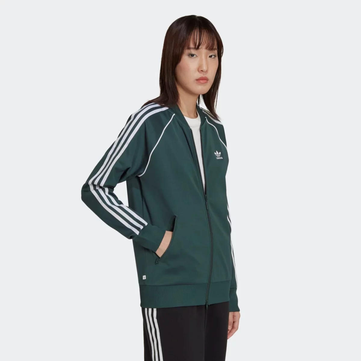 hn5890_6_apparel_on-model_walking-view_grey-huge-66579323a5ec3