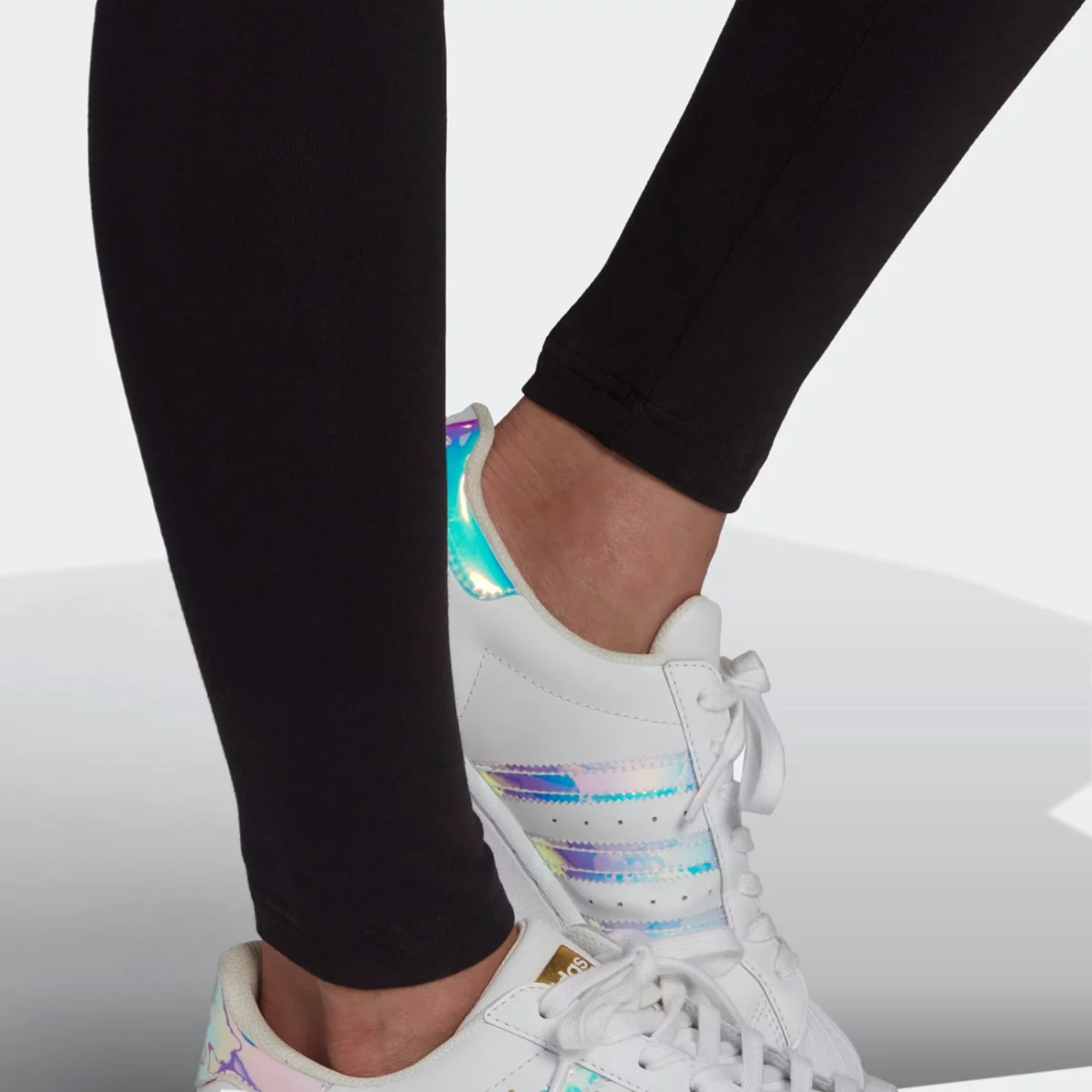 hd2352_9_apparel_on-model_detail-view-3_grey-huge-6657942c1d8a0