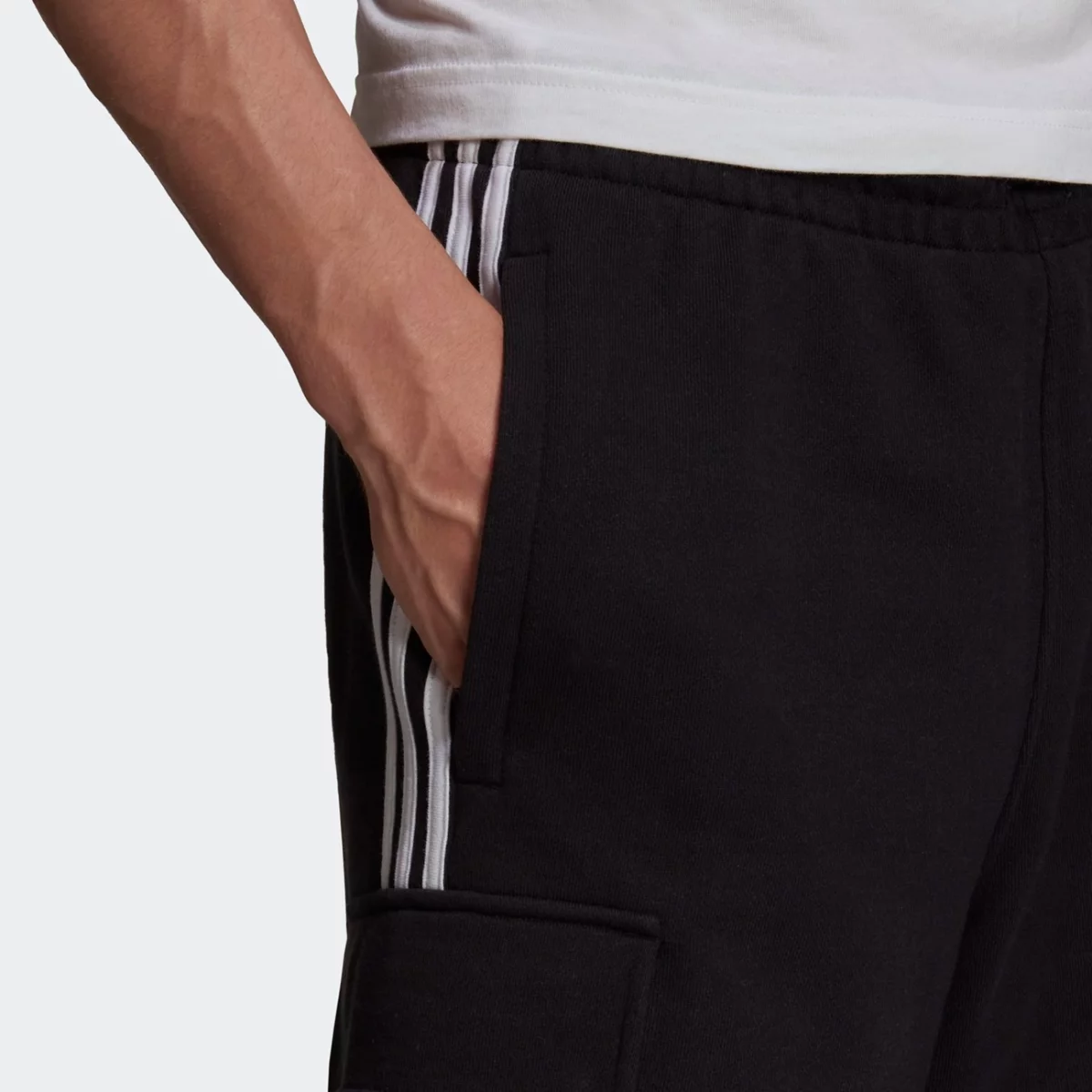 hb9542_app_on-model_detail-1_gradient-huge-66577a6f71123