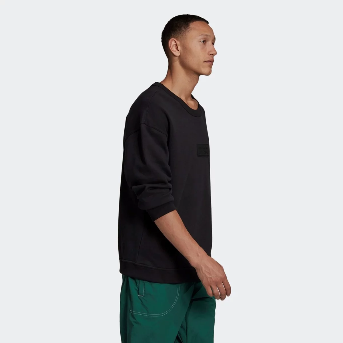 gn3293_app_on-model_walking_gradient-huge-6657563ec6274