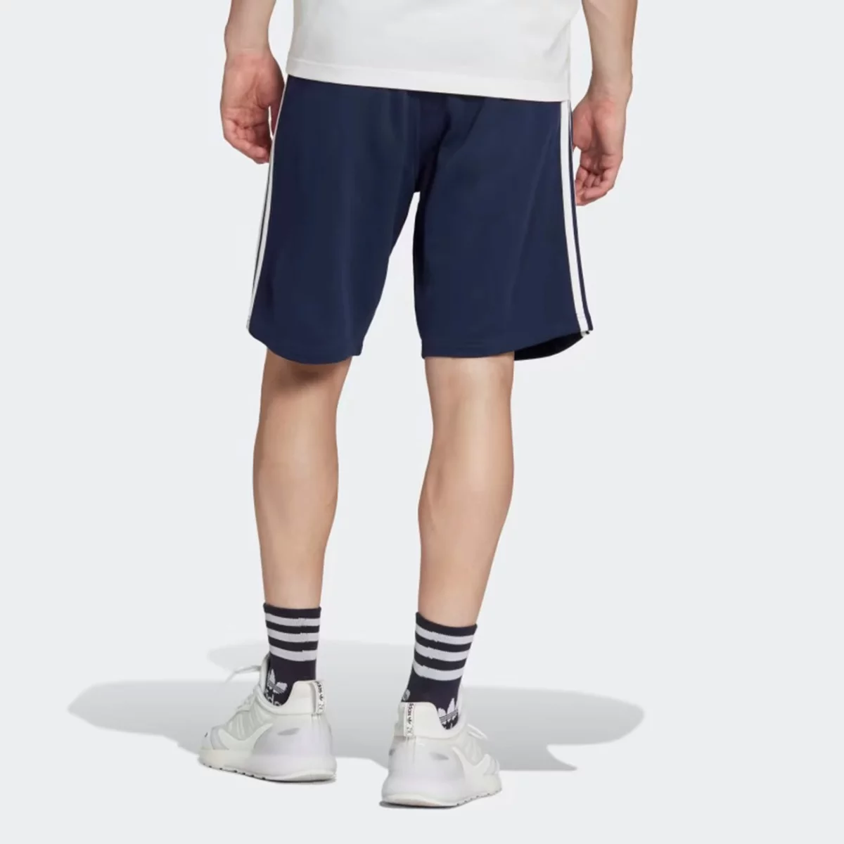 adicolor_classics_3-stripes_sweat_shorts_mple_ia6352_23_hover_model-huge-6657a18a45b10