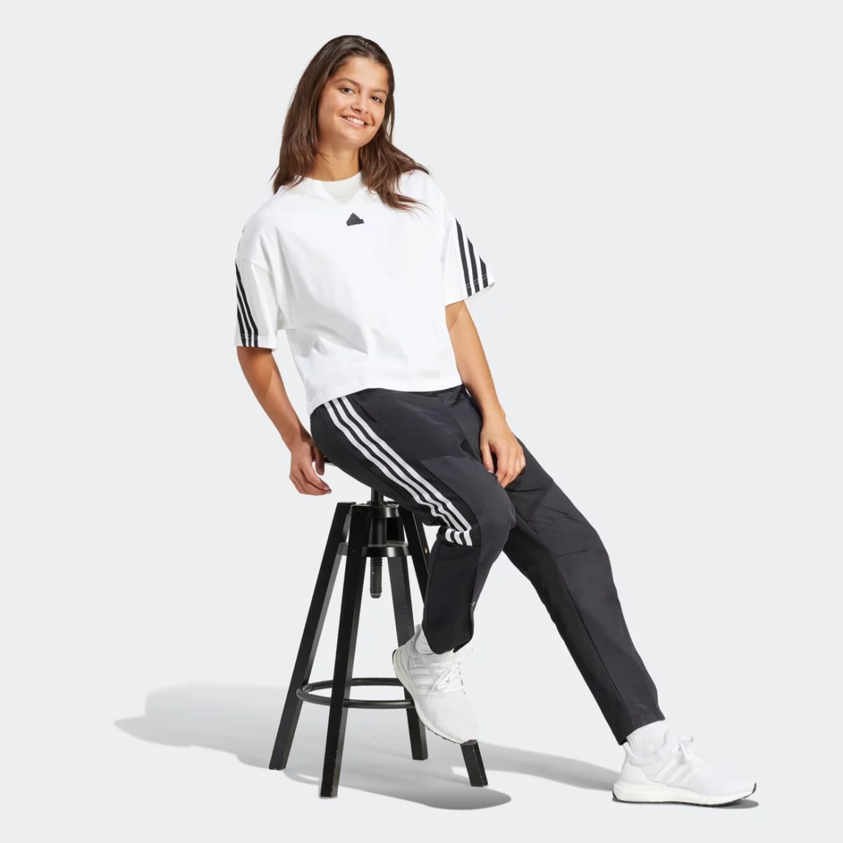 iv5270_6_apparel_on-model_walking-view_grey-huge-6657ade164e76